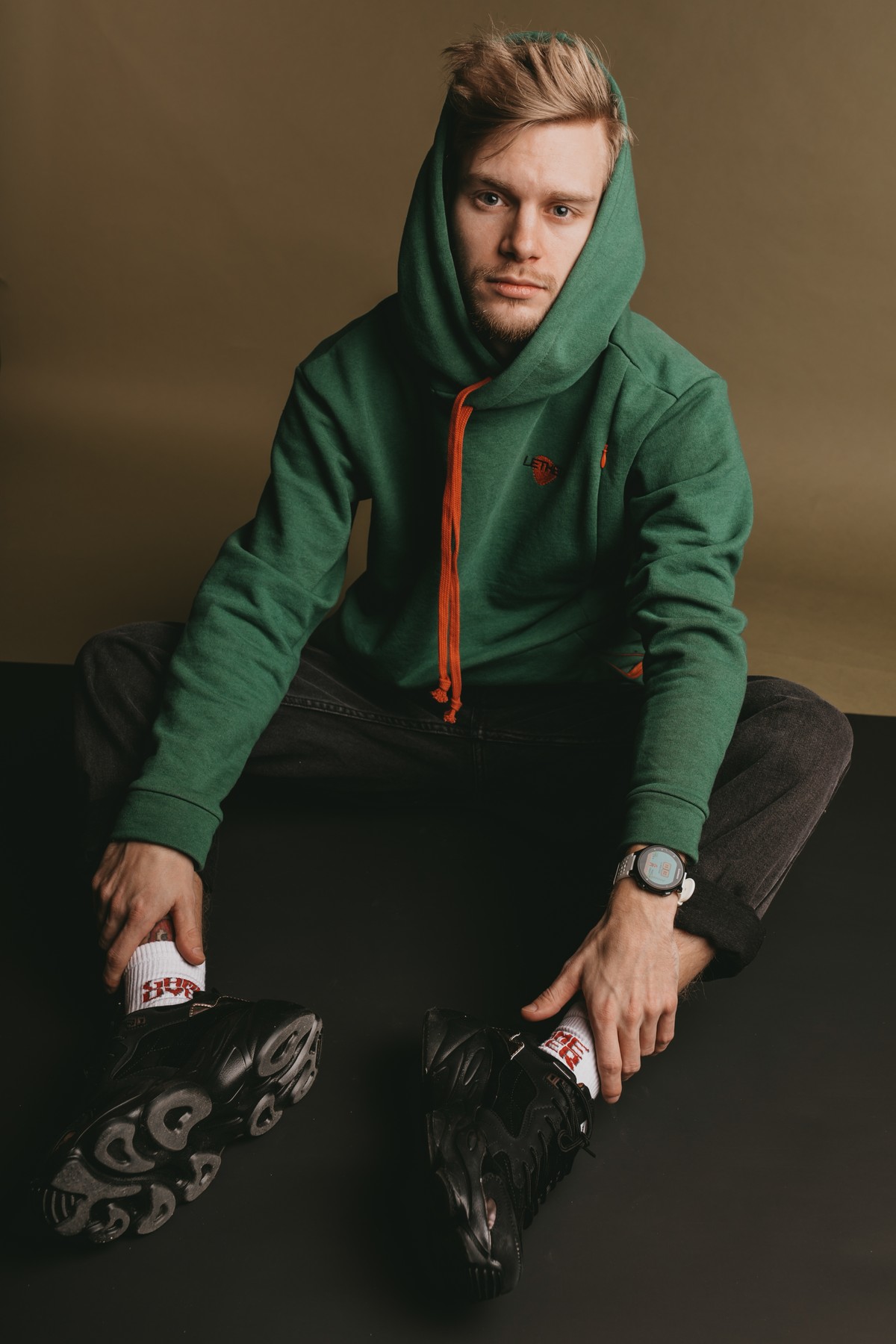 Возможно ли на постоянной основе изготавливать толстовки и футболки из вторично переработанных материалов? Например, из пластика или регенерированного волокна? Звучит, вроде бы, не очень. Но, оказывается, за этим будущее