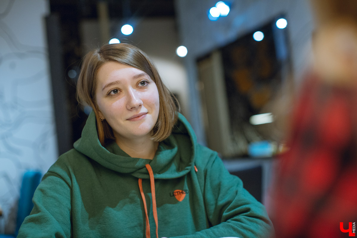 Возможно ли на постоянной основе изготавливать толстовки и футболки из вторично переработанных материалов? Например, из пластика или регенерированного волокна? Звучит, вроде бы, не очень. Но, оказывается, за этим будущее