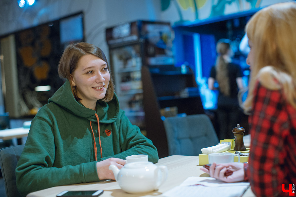 Возможно ли на постоянной основе изготавливать толстовки и футболки из вторично переработанных материалов? Например, из пластика или регенерированного волокна? Звучит, вроде бы, не очень. Но, оказывается, за этим будущее