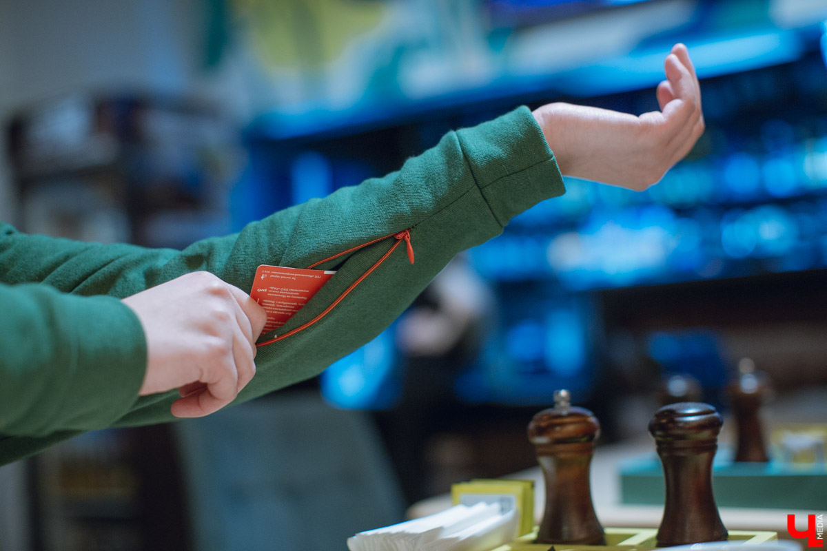 Возможно ли на постоянной основе изготавливать толстовки и футболки из вторично переработанных материалов? Например, из пластика или регенерированного волокна? Звучит, вроде бы, не очень. Но, оказывается, за этим будущее