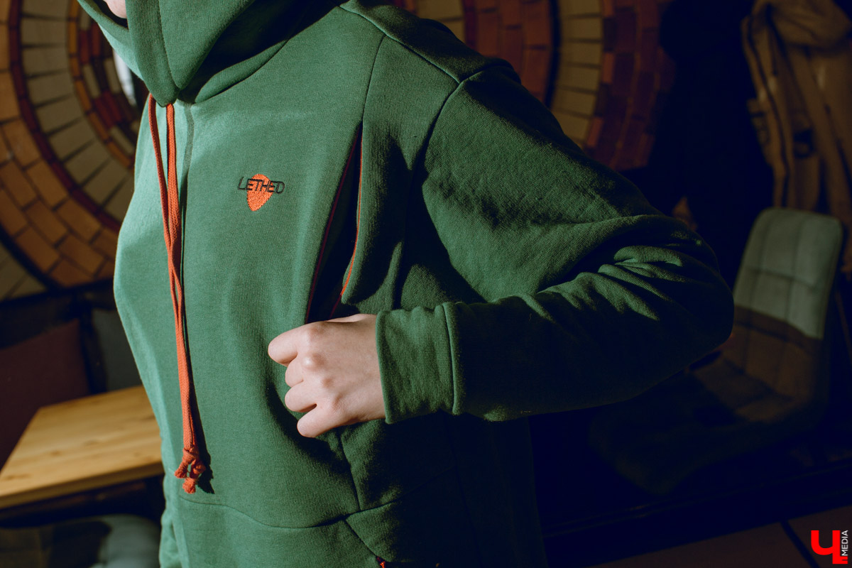 Возможно ли на постоянной основе изготавливать толстовки и футболки из вторично переработанных материалов? Например, из пластика или регенерированного волокна? Звучит, вроде бы, не очень. Но, оказывается, за этим будущее