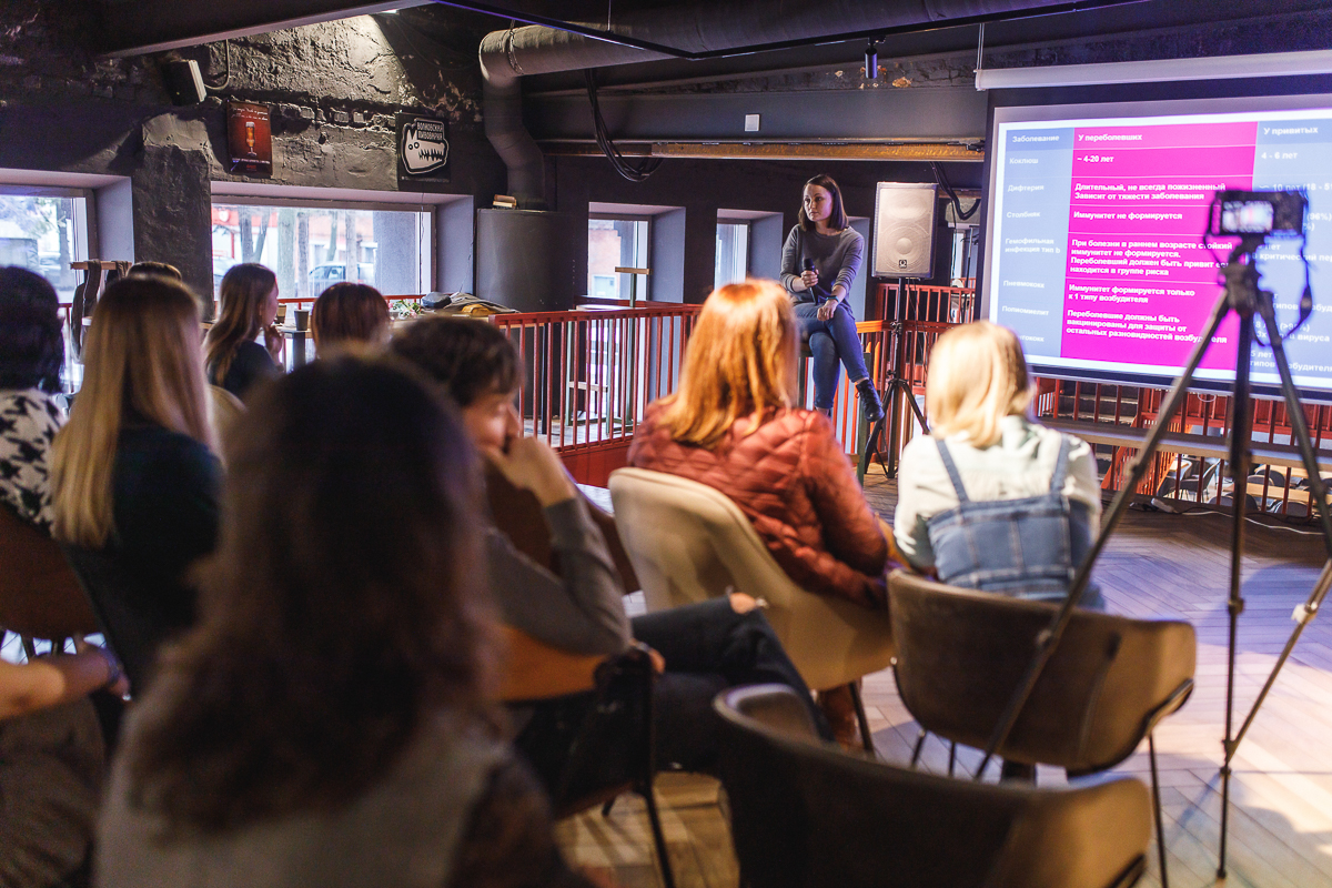 19 февраля в гастромаркете «Рынок на Студеной» прошла встреча владимирских родителей с Антониной Обласовой, биологом из Санкт-Петербурга, автором блога «Антонина О. Вакцинах». Она ответила на самые горячие вопросы, связанные с прививками