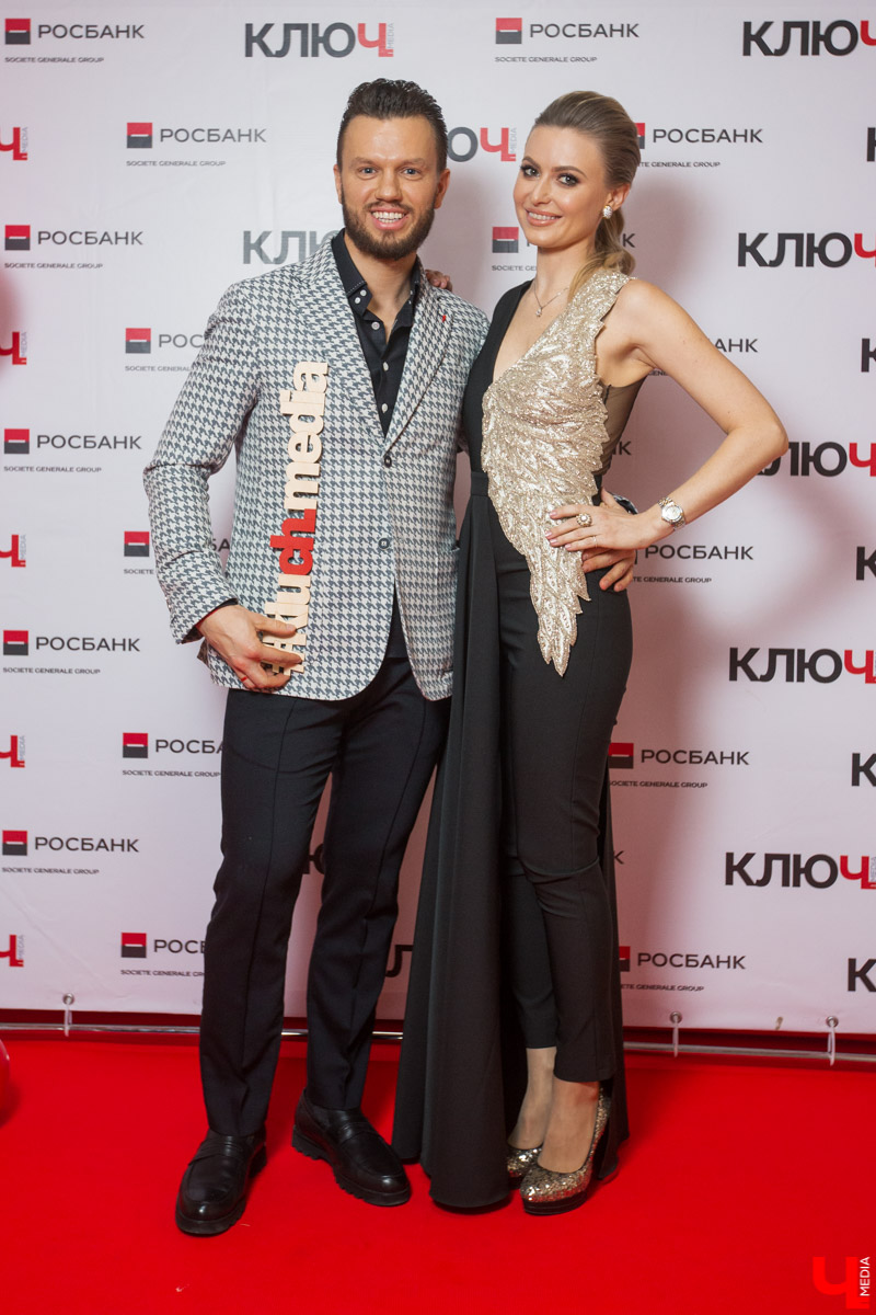 На главном светском мероприятии года — Премии «Ключ-Медиа 2019» — каждый гость стремился привлечь внимание своим неповторимым образом. Самые модные оказались в этом обзоре. Кстати, все фото с Премии уже на нашем сайте! Ссылка указана в материале