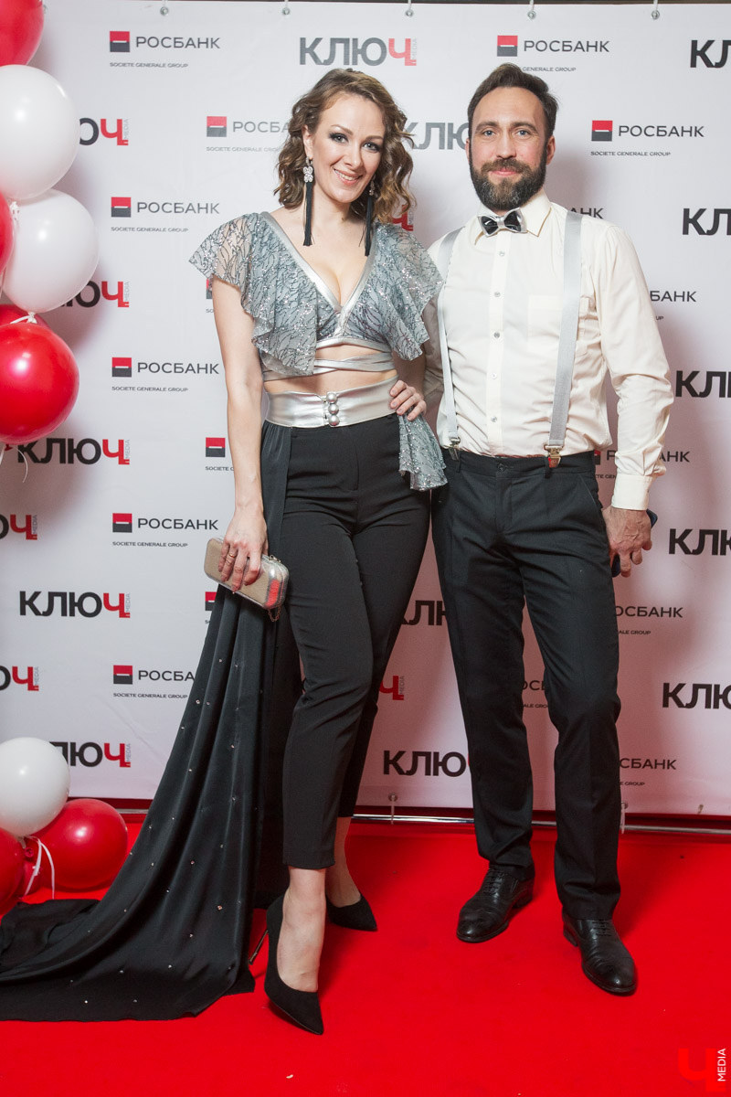 На главном светском мероприятии года — Премии «Ключ-Медиа 2019» — каждый гость стремился привлечь внимание своим неповторимым образом. Самые модные оказались в этом обзоре. Кстати, все фото с Премии уже на нашем сайте! Ссылка указана в материале