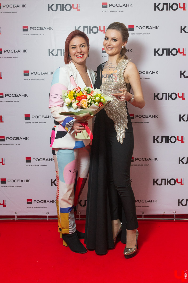 На главном светском мероприятии года — Премии «Ключ-Медиа 2019» — каждый гость стремился привлечь внимание своим неповторимым образом. Самые модные оказались в этом обзоре. Кстати, все фото с Премии уже на нашем сайте! Ссылка указана в материале