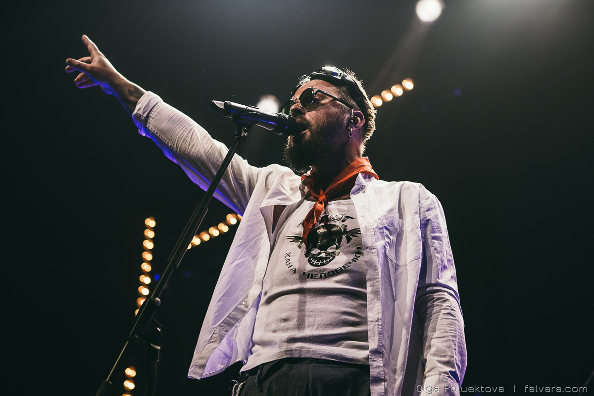 В первый день весны во Владимире даст концерт российская группа «ПилОт» во главе с харизматичным фронтменом Ильей Чертом. Юбилейный тур команды приурочен к 15-летию культового альбома «Рыба, Крот и Свинья». Музыканты обещают исполнить для владимирских поклонников все песни с легендарной пластинки и свои главные хиты с других альбомов