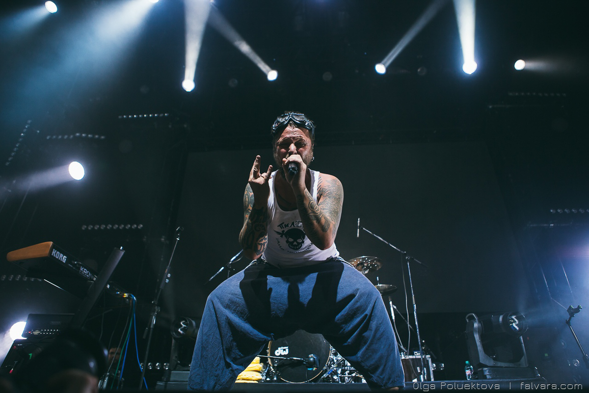 В первый день весны во Владимире даст концерт российская группа «ПилОт» во главе с харизматичным фронтменом Ильей Чертом. Юбилейный тур команды приурочен к 15-летию культового альбома «Рыба, Крот и Свинья». Музыканты обещают исполнить для владимирских поклонников все песни с легендарной пластинки и свои главные хиты с других альбомов