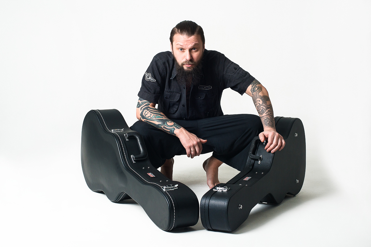 В первый день весны во Владимире даст концерт российская группа «ПилОт» во главе с харизматичным фронтменом Ильей Чертом. Юбилейный тур команды приурочен к 15-летию культового альбома «Рыба, Крот и Свинья». Музыканты обещают исполнить для владимирских поклонников все песни с легендарной пластинки и свои главные хиты с других альбомов