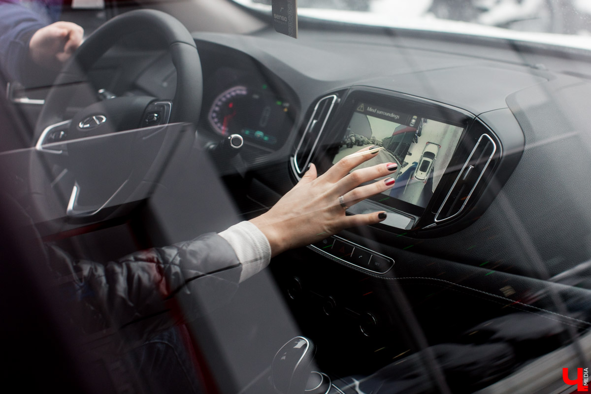 Журналист Александр Кюннап и фотограф Юлия Митина протестировали еще один автомобиль из салона «Евразия»