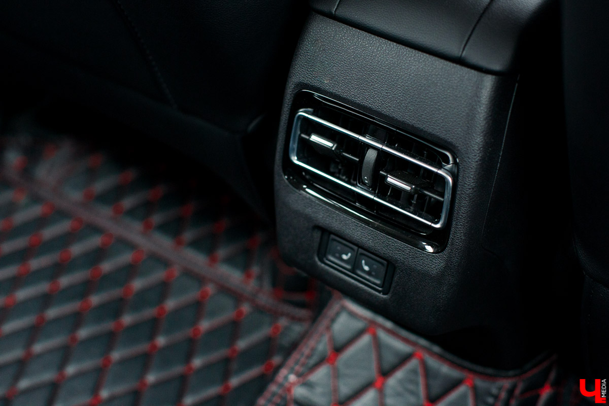 Журналист Александр Кюннап и фотограф Юлия Митина протестировали еще один автомобиль из салона «Евразия»