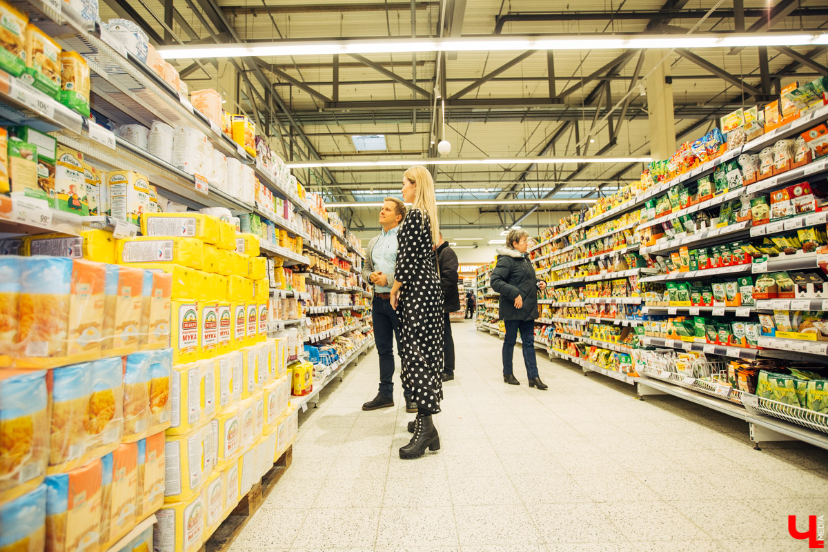 Бренд-шеф Roulet Дмитрий Орловский научил телеведущую Анастасию Сахарову, как готовить хрустящее безе