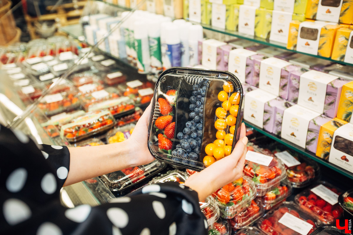 Бренд-шеф Roulet Дмитрий Орловский научил телеведущую Анастасию Сахарову, как готовить хрустящее безе