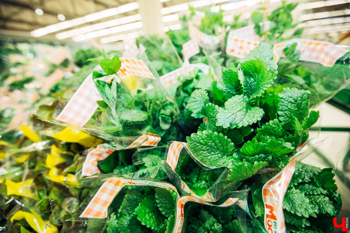 Бренд-шеф Roulet Дмитрий Орловский научил телеведущую Анастасию Сахарову, как готовить хрустящее безе