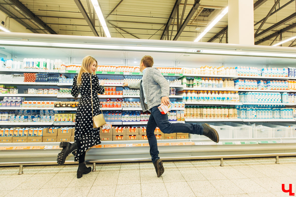 Бренд-шеф Roulet Дмитрий Орловский научил телеведущую Анастасию Сахарову, как готовить хрустящее безе