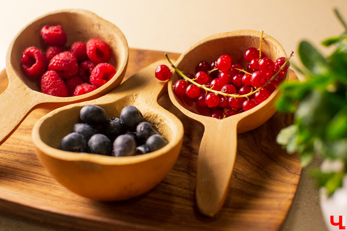 Бренд-шеф Roulet Дмитрий Орловский научил телеведущую Анастасию Сахарову, как готовить хрустящее безе