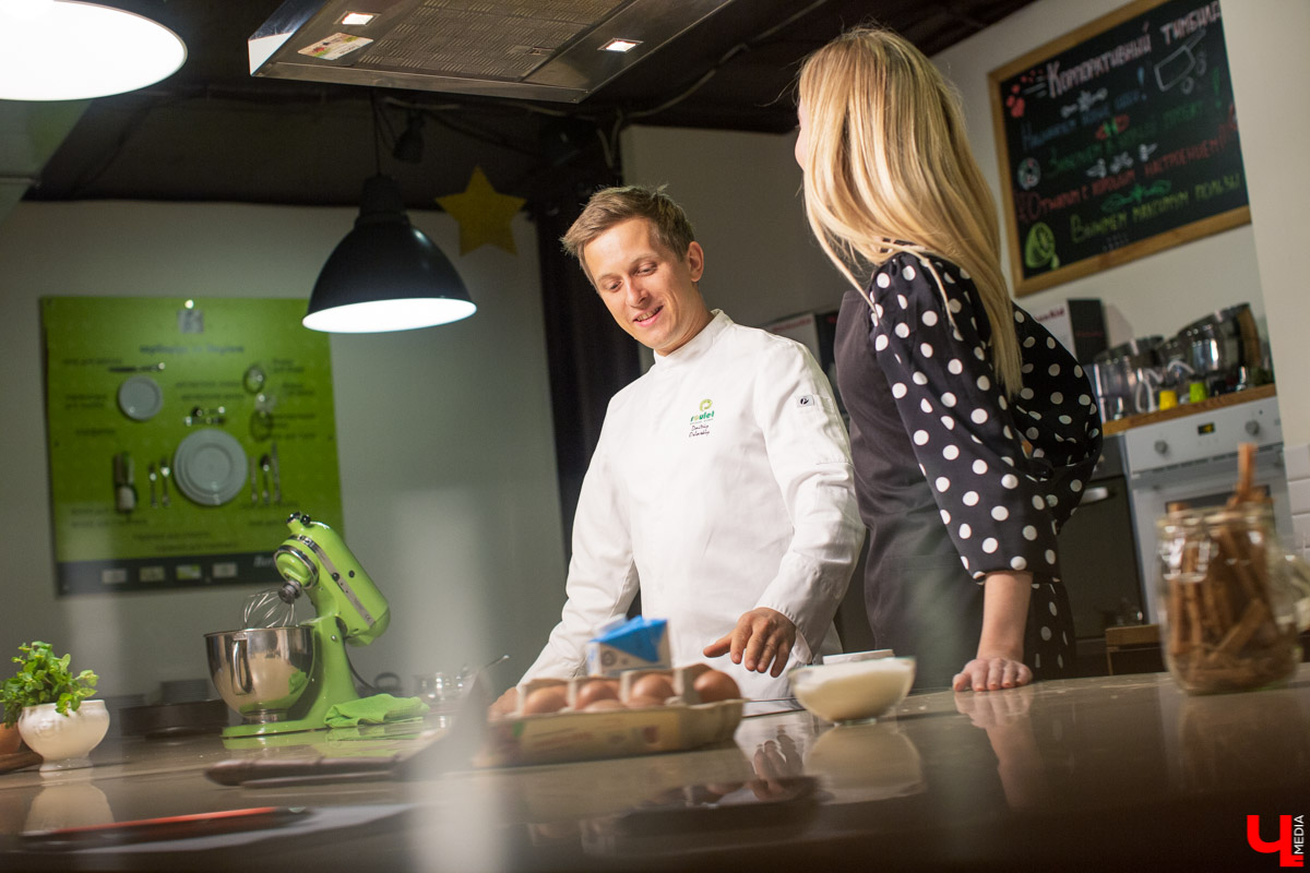 Бренд-шеф Roulet Дмитрий Орловский научил телеведущую Анастасию Сахарову, как готовить хрустящее безе