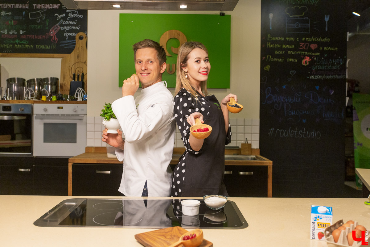Бренд-шеф Roulet Дмитрий Орловский научил телеведущую Анастасию Сахарову, как готовить хрустящее безе