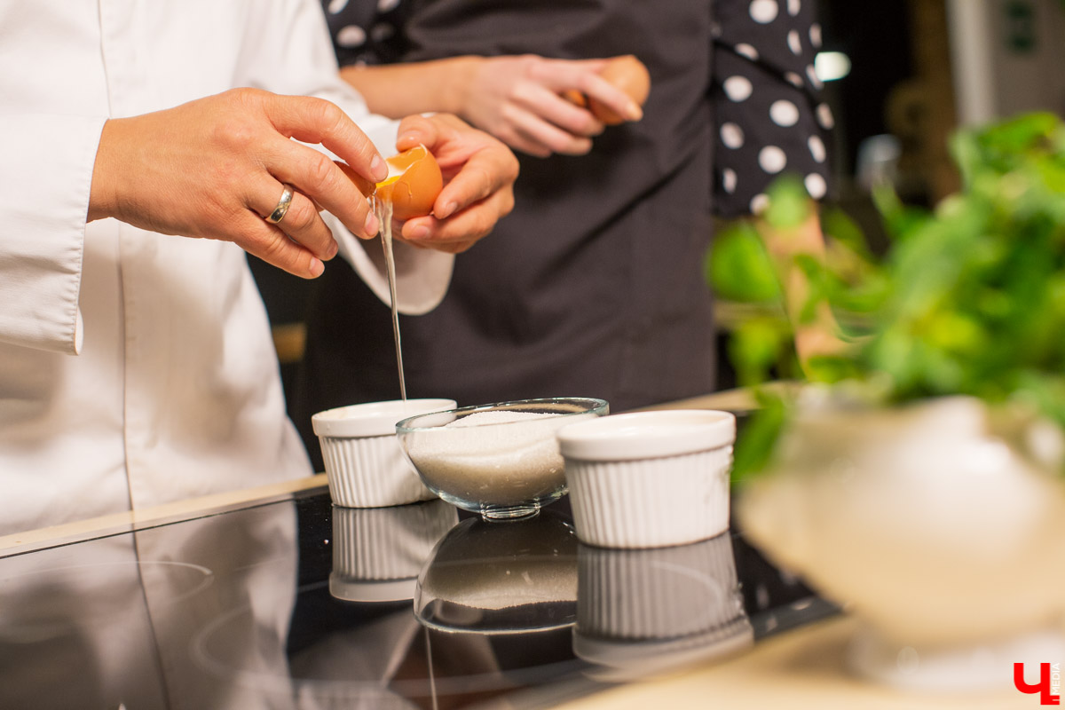 Бренд-шеф Roulet Дмитрий Орловский научил телеведущую Анастасию Сахарову, как готовить хрустящее безе