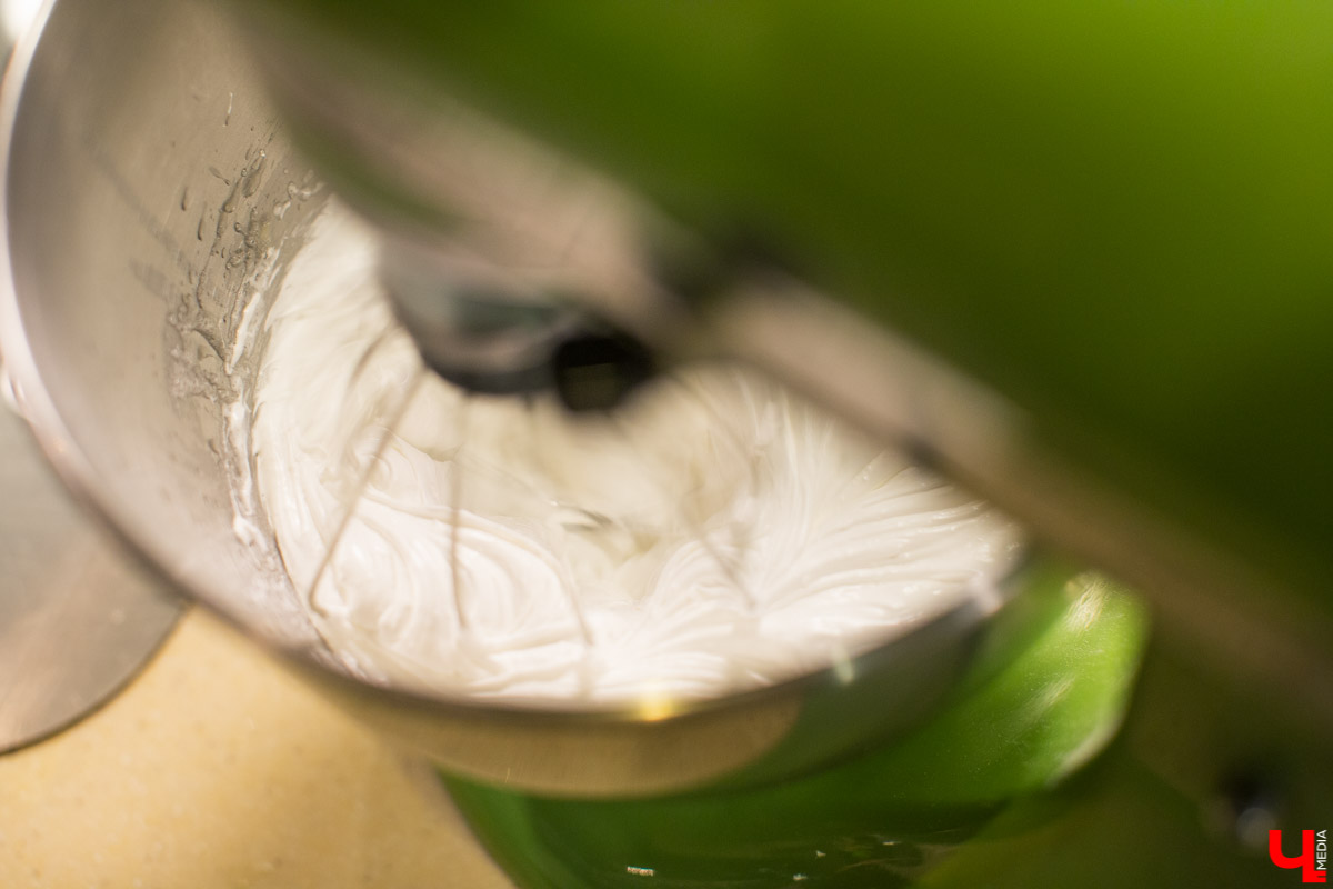 Бренд-шеф Roulet Дмитрий Орловский научил телеведущую Анастасию Сахарову, как готовить хрустящее безе