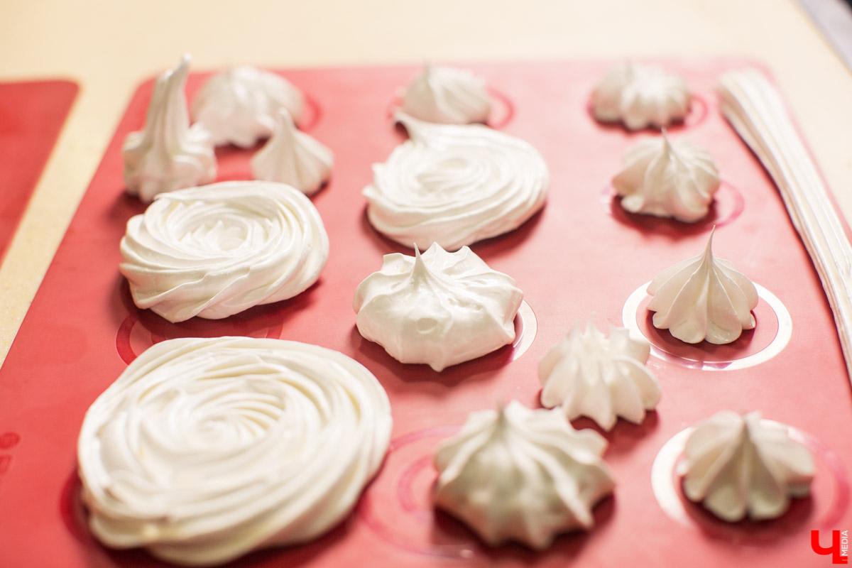 Бренд-шеф Roulet Дмитрий Орловский научил телеведущую Анастасию Сахарову, как готовить хрустящее безе