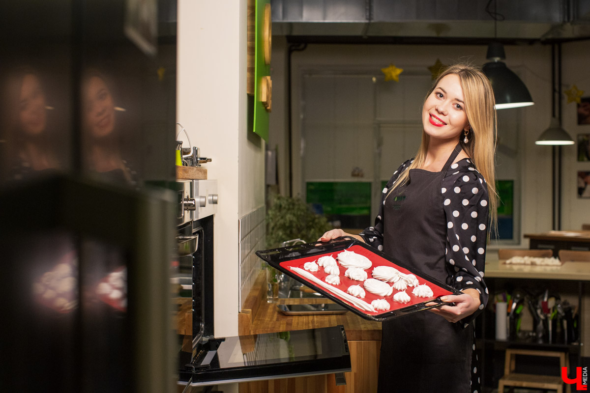 Бренд-шеф Roulet Дмитрий Орловский научил телеведущую Анастасию Сахарову, как готовить хрустящее безе