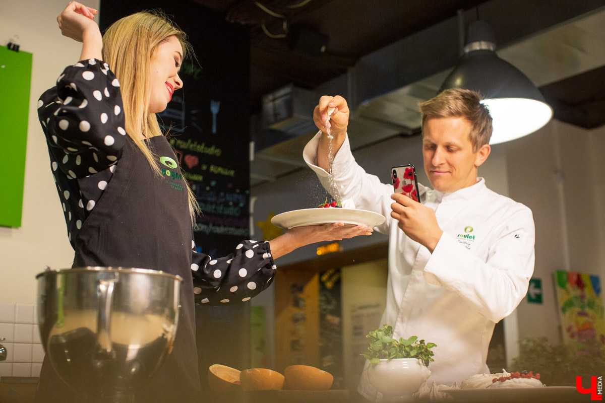 Бренд-шеф Roulet Дмитрий Орловский научил телеведущую Анастасию Сахарову, как готовить хрустящее безе