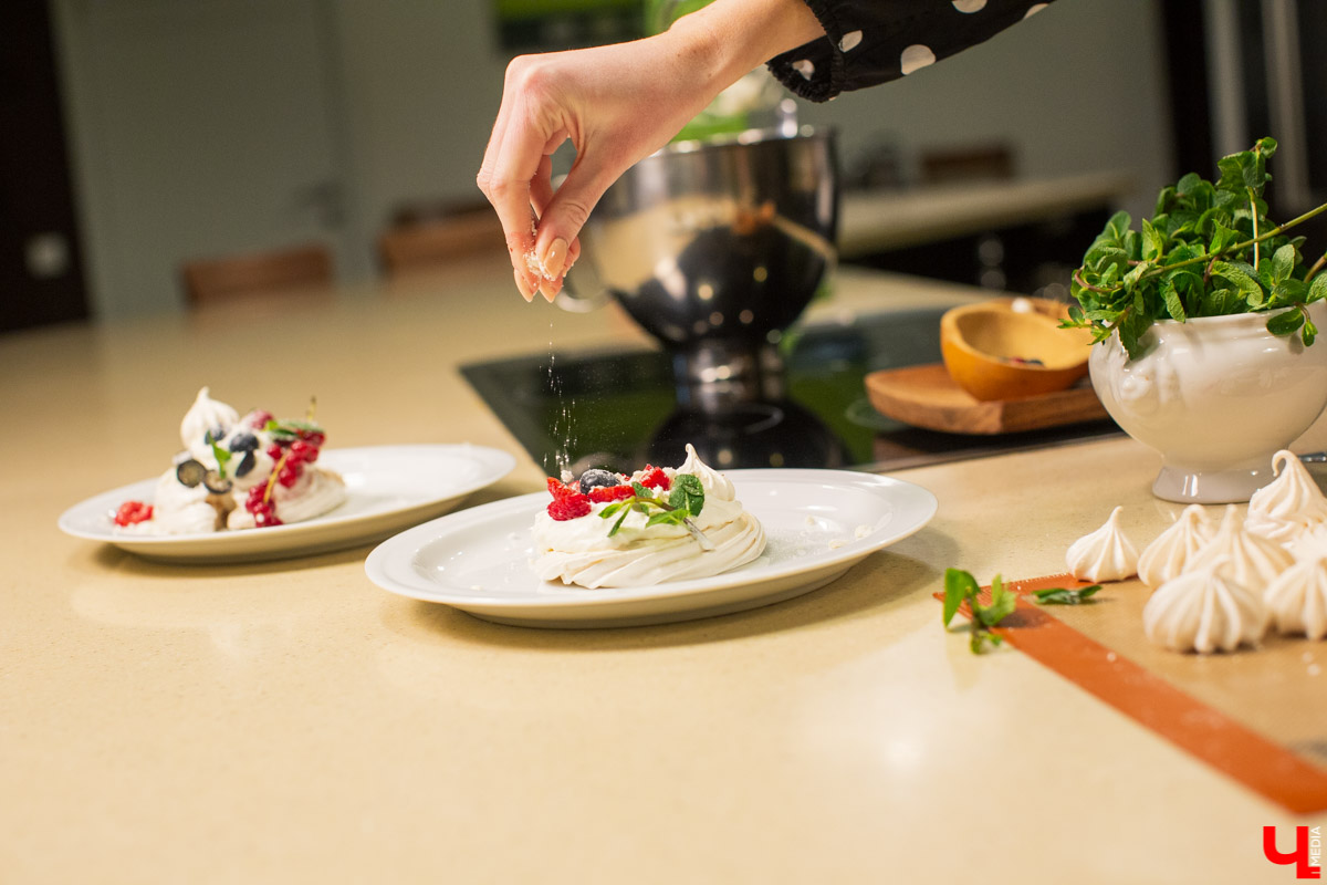 Бренд-шеф Roulet Дмитрий Орловский научил телеведущую Анастасию Сахарову, как готовить хрустящее безе