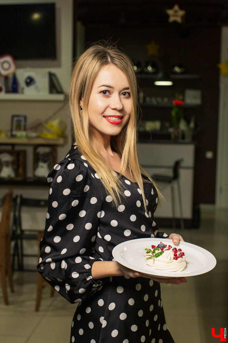 Бренд-шеф Roulet Дмитрий Орловский научил телеведущую Анастасию Сахарову, как готовить хрустящее безе