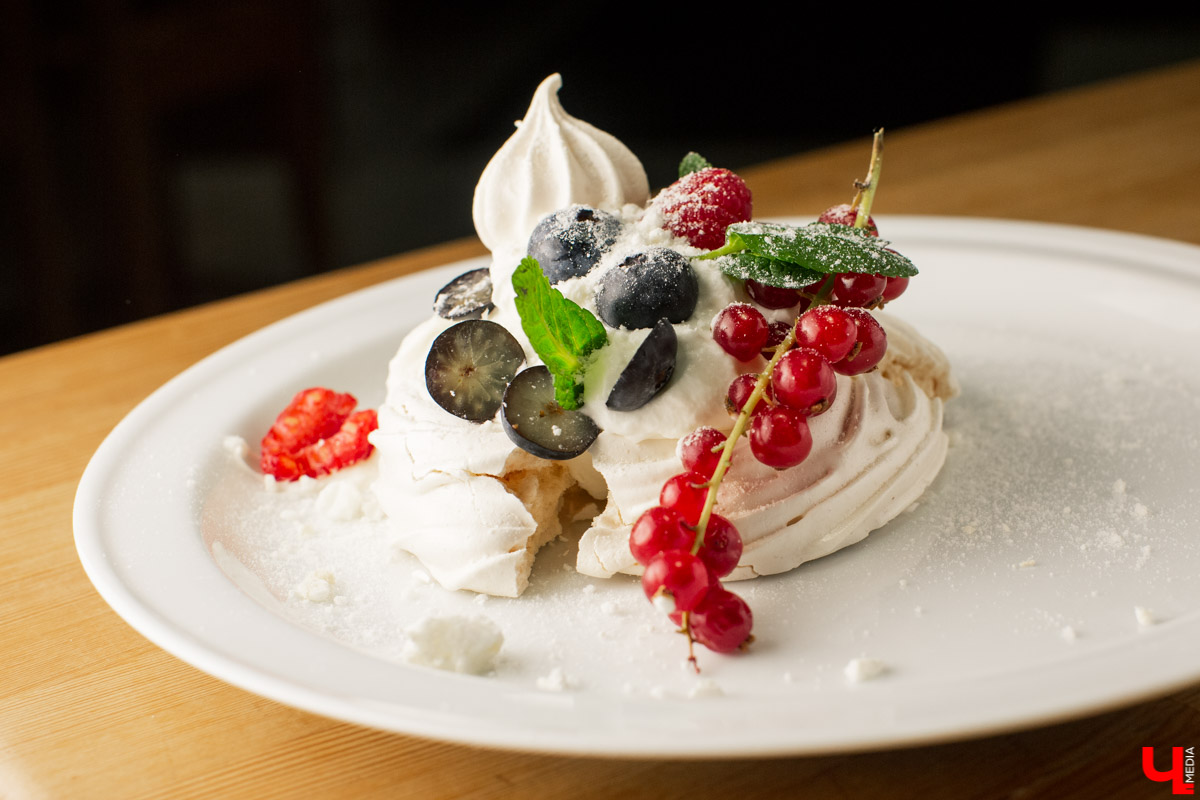 Бренд-шеф Roulet Дмитрий Орловский научил телеведущую Анастасию Сахарову, как готовить хрустящее безе