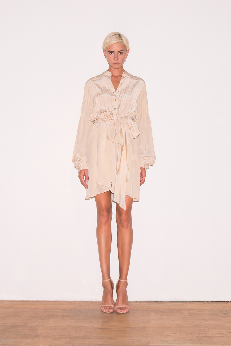 Грядет самый романтичный, нежный сезон 2020 года — весна и лето. Какие цвета, силуэты, ткани будут в тренде? Вдохновляемся лукбуком известного дизайнера Александра Терехова, который, к слову, родился и вырос во Владимирской области