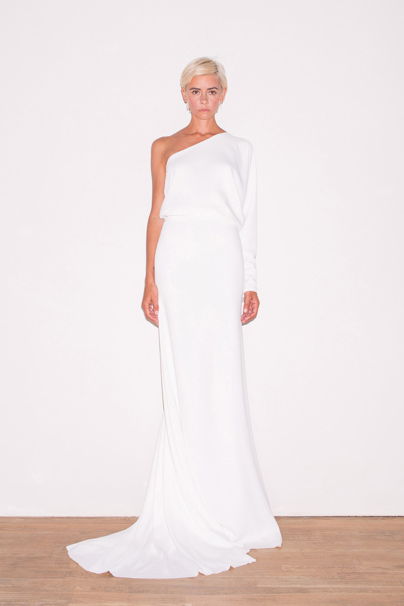 Грядет самый романтичный, нежный сезон 2020 года — весна и лето. Какие цвета, силуэты, ткани будут в тренде? Вдохновляемся лукбуком известного дизайнера Александра Терехова, который, к слову, родился и вырос во Владимирской области