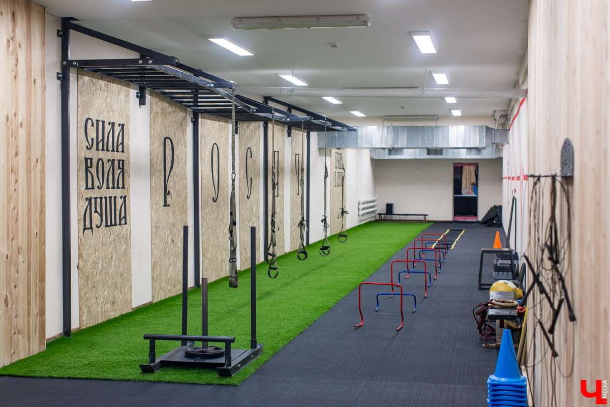 После работы с коллегами, в выходные с семьей. Где? В спортзале!