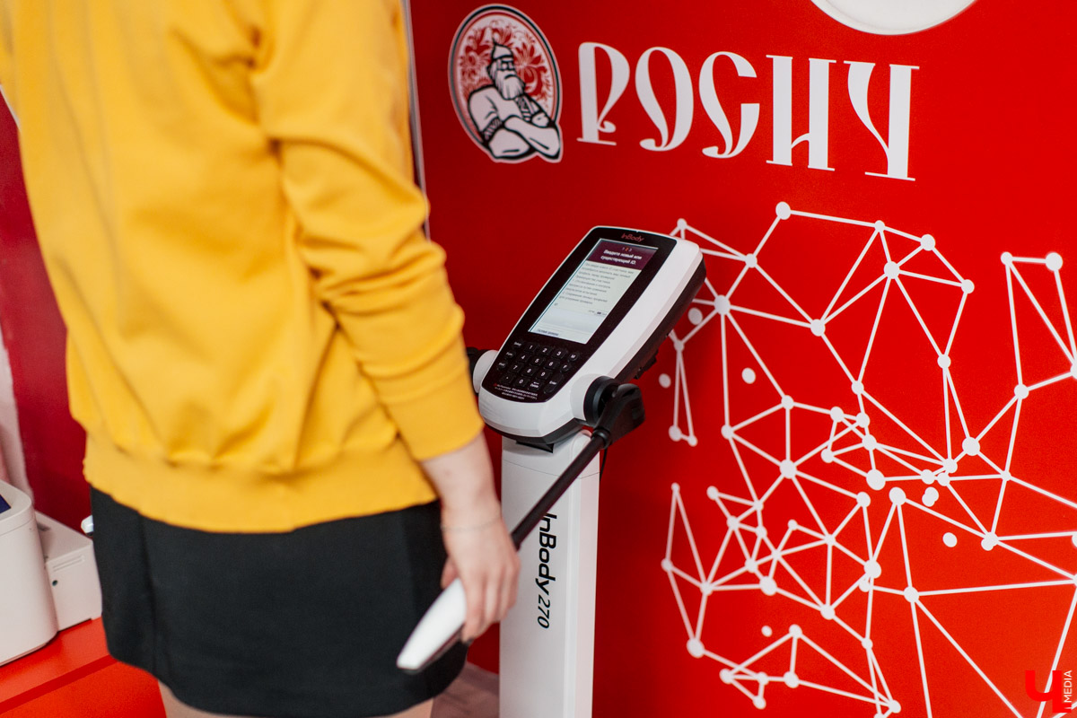 После работы с коллегами, в выходные с семьей. Где? В спортзале!