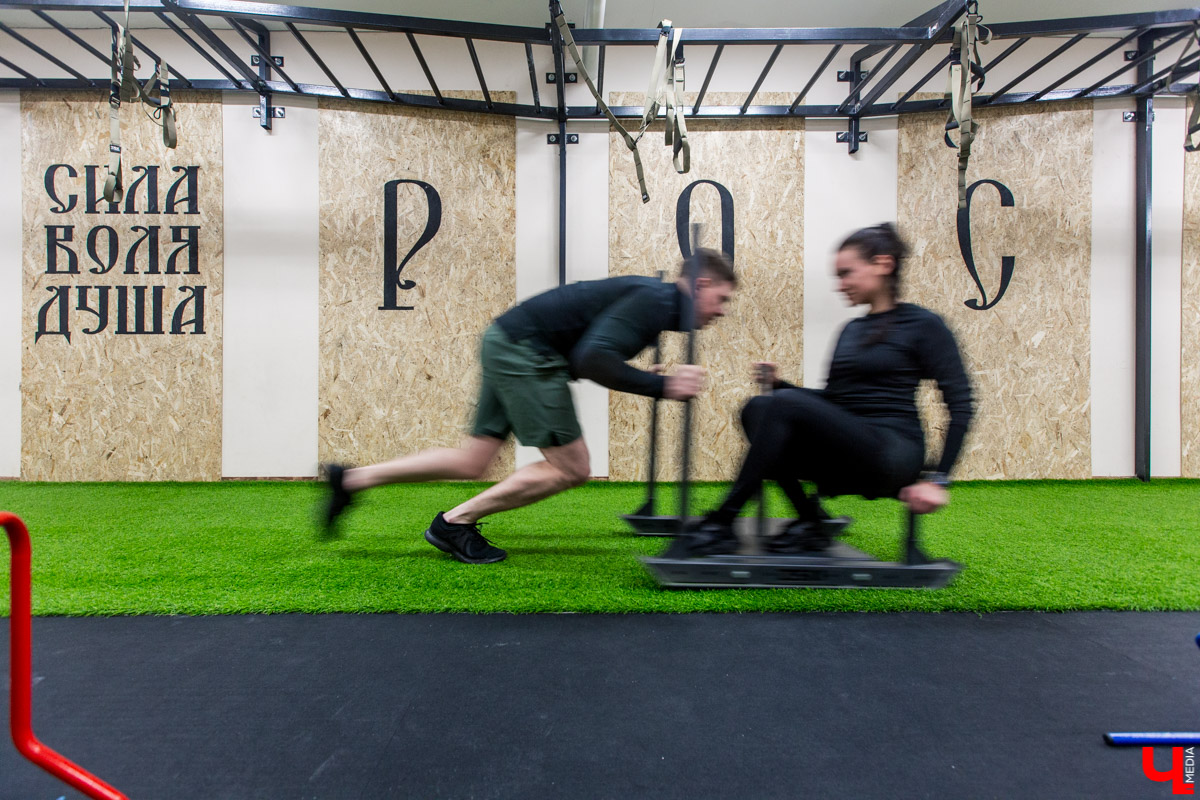 После работы с коллегами, в выходные с семьей. Где? В спортзале!