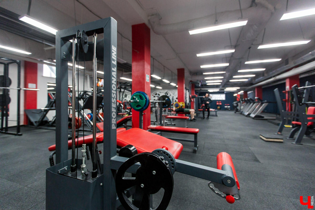 После работы с коллегами, в выходные с семьей. Где? В спортзале!