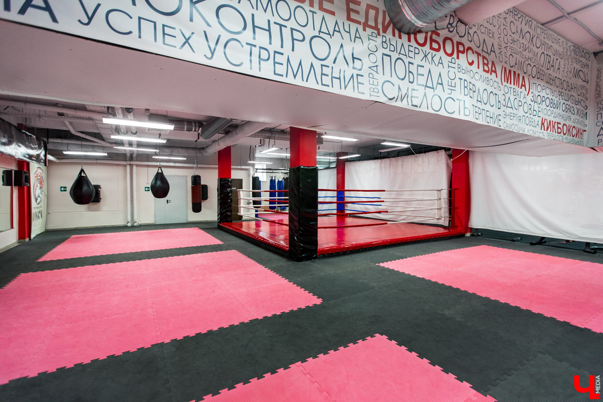 После работы с коллегами, в выходные с семьей. Где? В спортзале!