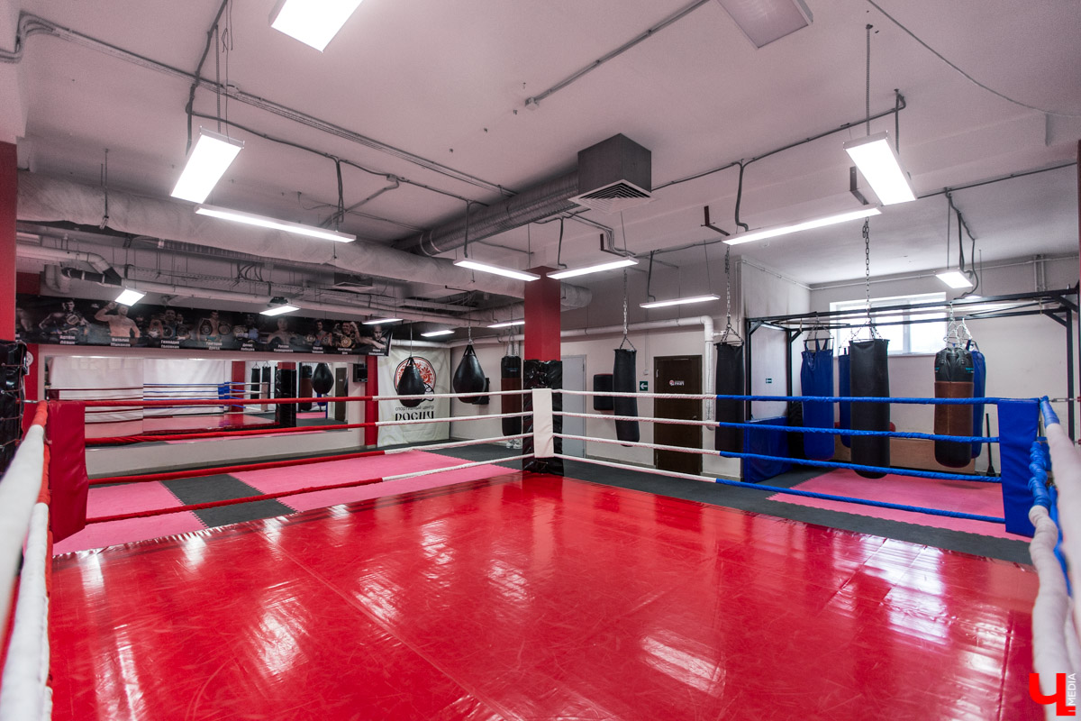 После работы с коллегами, в выходные с семьей. Где? В спортзале!