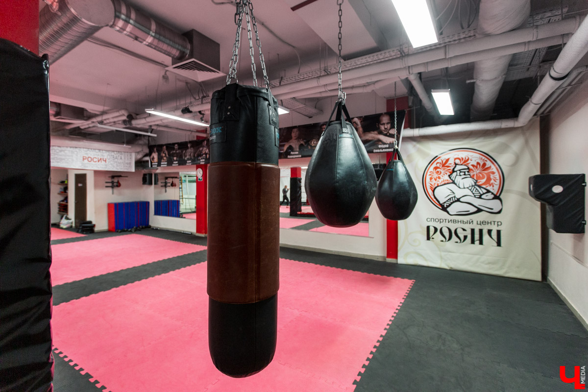 После работы с коллегами, в выходные с семьей. Где? В спортзале!