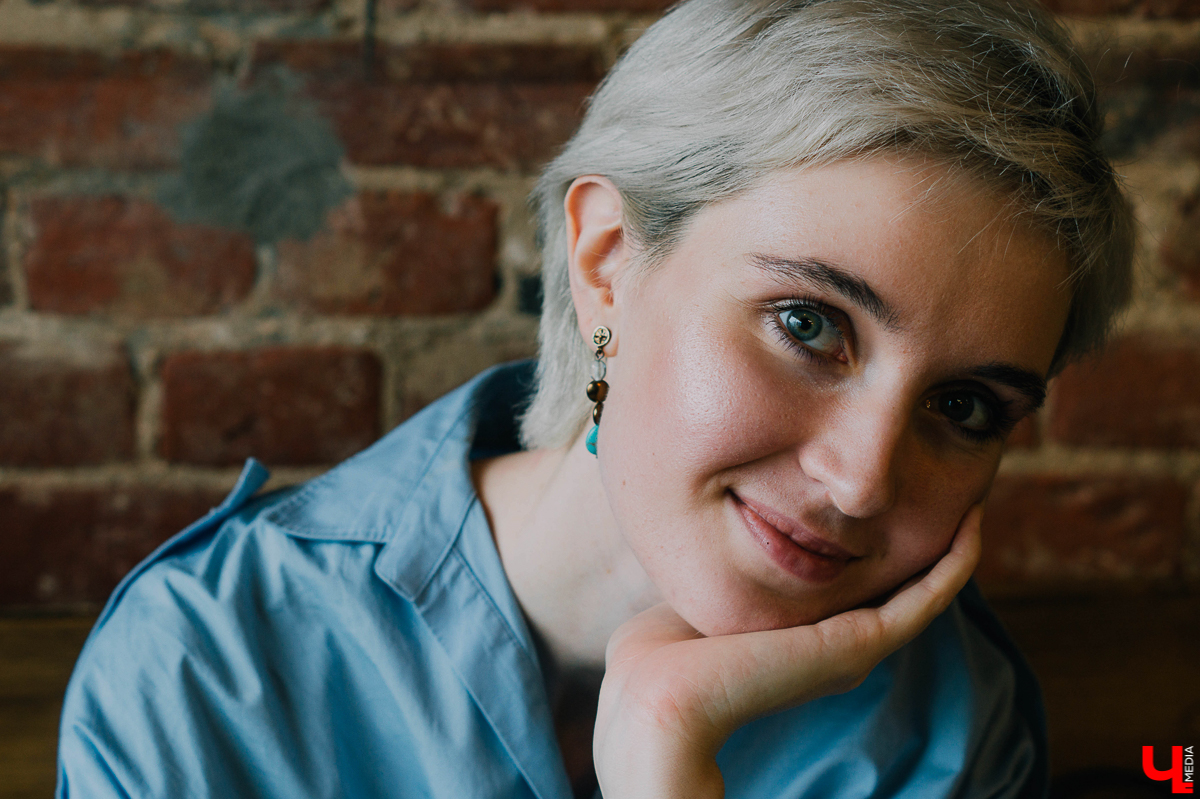 Владимирский иллюстратор Таня Маклашина, работающая на топовых мероприятиях, с крутыми бутиками и журналами, рассказала о популярном направлении своей работы. Один портрет = пять минут. Гости Премии «Ключ-Медиа 2019» были в восторге!