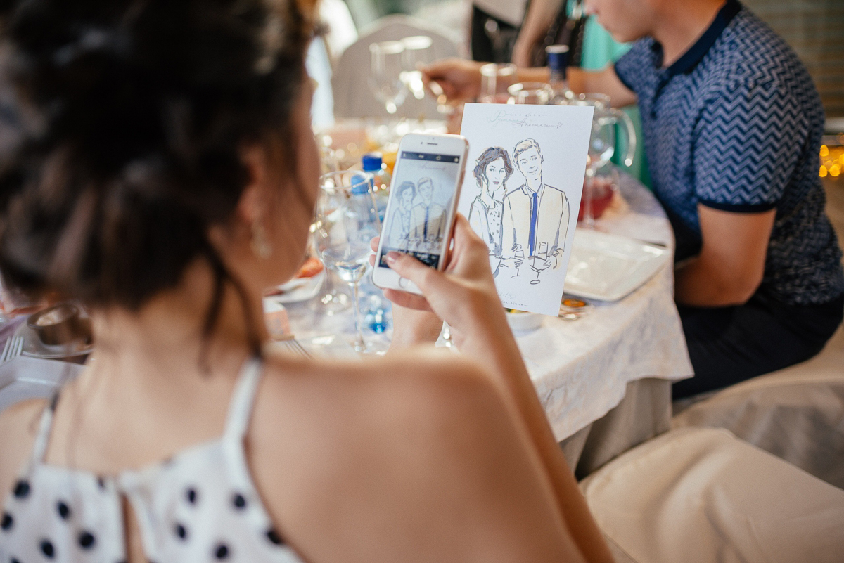 Владимирский иллюстратор Таня Маклашина, работающая на топовых мероприятиях, с крутыми бутиками и журналами, рассказала о популярном направлении своей работы. Один портрет = пять минут. Гости Премии «Ключ-Медиа 2019» были в восторге!