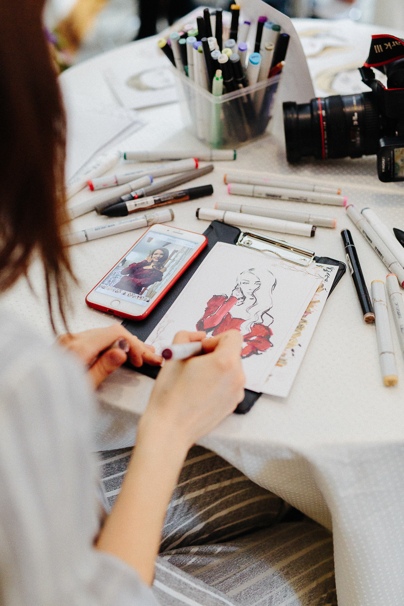 Владимирский иллюстратор Таня Маклашина, работающая на топовых мероприятиях, с крутыми бутиками и журналами, рассказала о популярном направлении своей работы. Один портрет = пять минут. Гости Премии «Ключ-Медиа 2019» были в восторге!