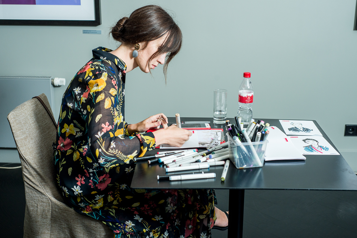 Владимирский иллюстратор Таня Маклашина, работающая на топовых мероприятиях, с крутыми бутиками и журналами, рассказала о популярном направлении своей работы. Один портрет = пять минут. Гости Премии «Ключ-Медиа 2019» были в восторге!