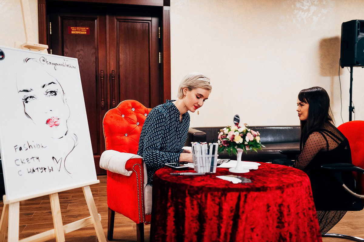 Владимирский иллюстратор Таня Маклашина, работающая на топовых мероприятиях, с крутыми бутиками и журналами, рассказала о популярном направлении своей работы. Один портрет = пять минут. Гости Премии «Ключ-Медиа 2019» были в восторге!