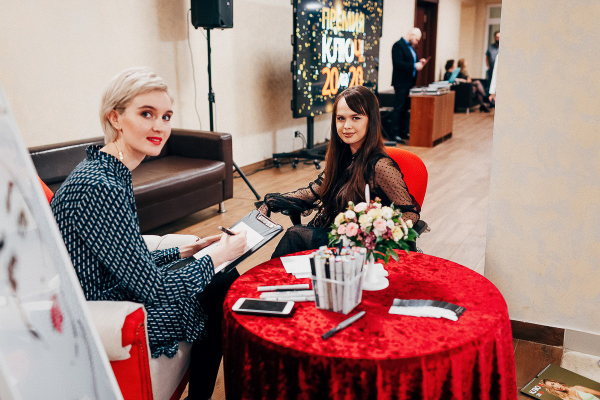 Владимирский иллюстратор Таня Маклашина, работающая на топовых мероприятиях, с крутыми бутиками и журналами, рассказала о популярном направлении своей работы. Один портрет = пять минут. Гости Премии «Ключ-Медиа 2019» были в восторге!