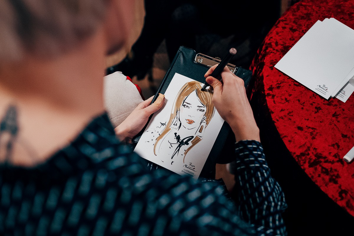 Владимирский иллюстратор Таня Маклашина, работающая на топовых мероприятиях, с крутыми бутиками и журналами, рассказала о популярном направлении своей работы. Один портрет = пять минут. Гости Премии «Ключ-Медиа 2019» были в восторге!