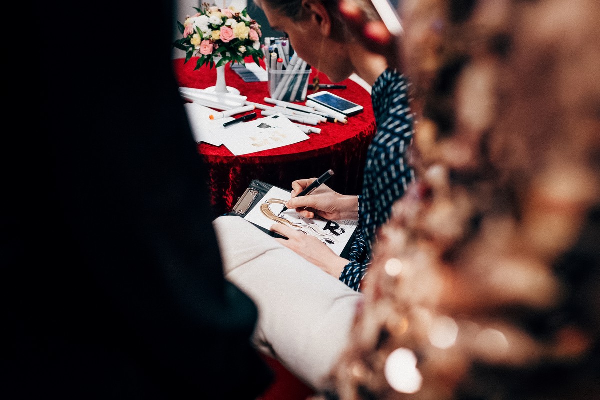 Владимирский иллюстратор Таня Маклашина, работающая на топовых мероприятиях, с крутыми бутиками и журналами, рассказала о популярном направлении своей работы. Один портрет = пять минут. Гости Премии «Ключ-Медиа 2019» были в восторге!