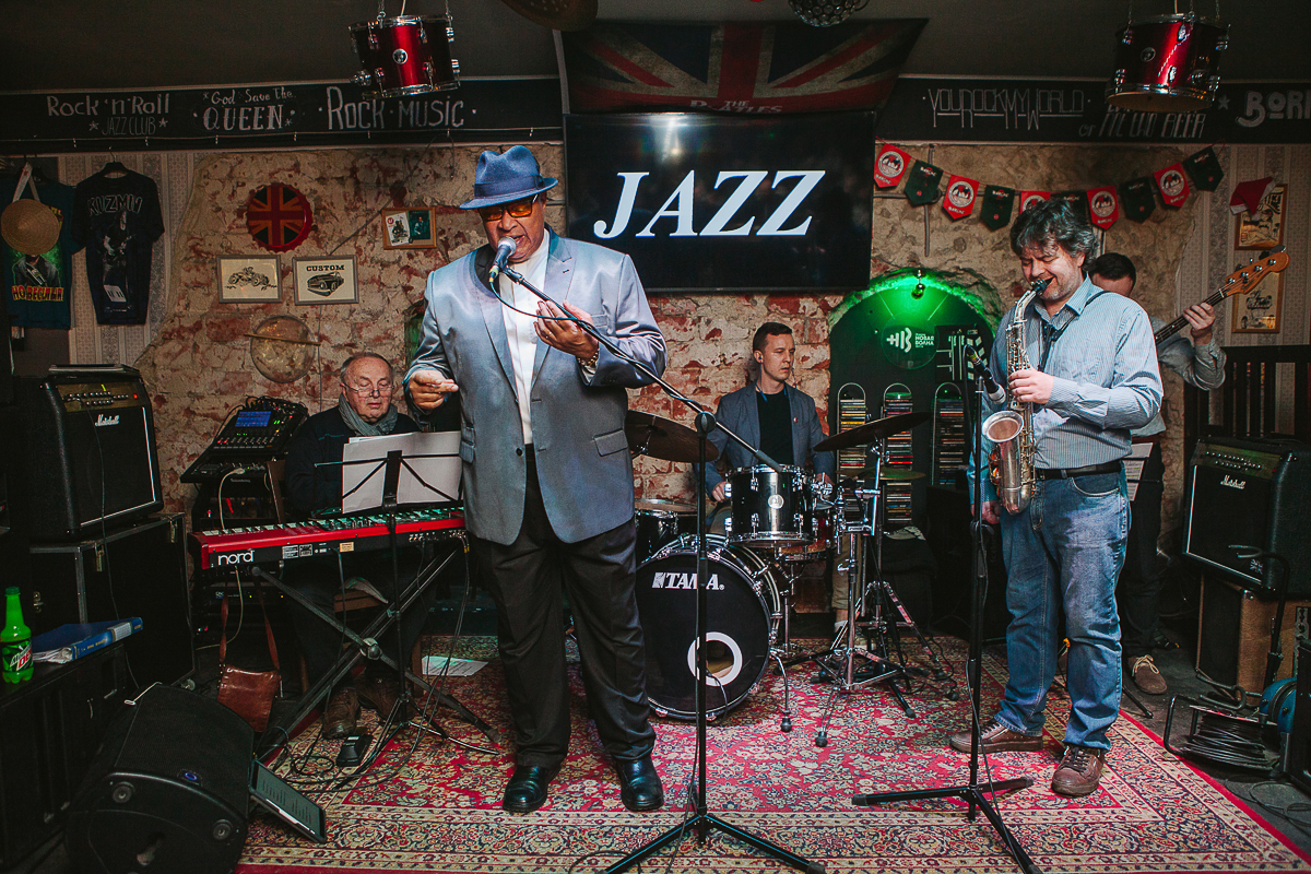 В первый день весны во Владимире с успехом выступил американский джазовый и блюзовый певец, сын непревзойденной Эллы Фицджеральд - Рэй Браун-младший