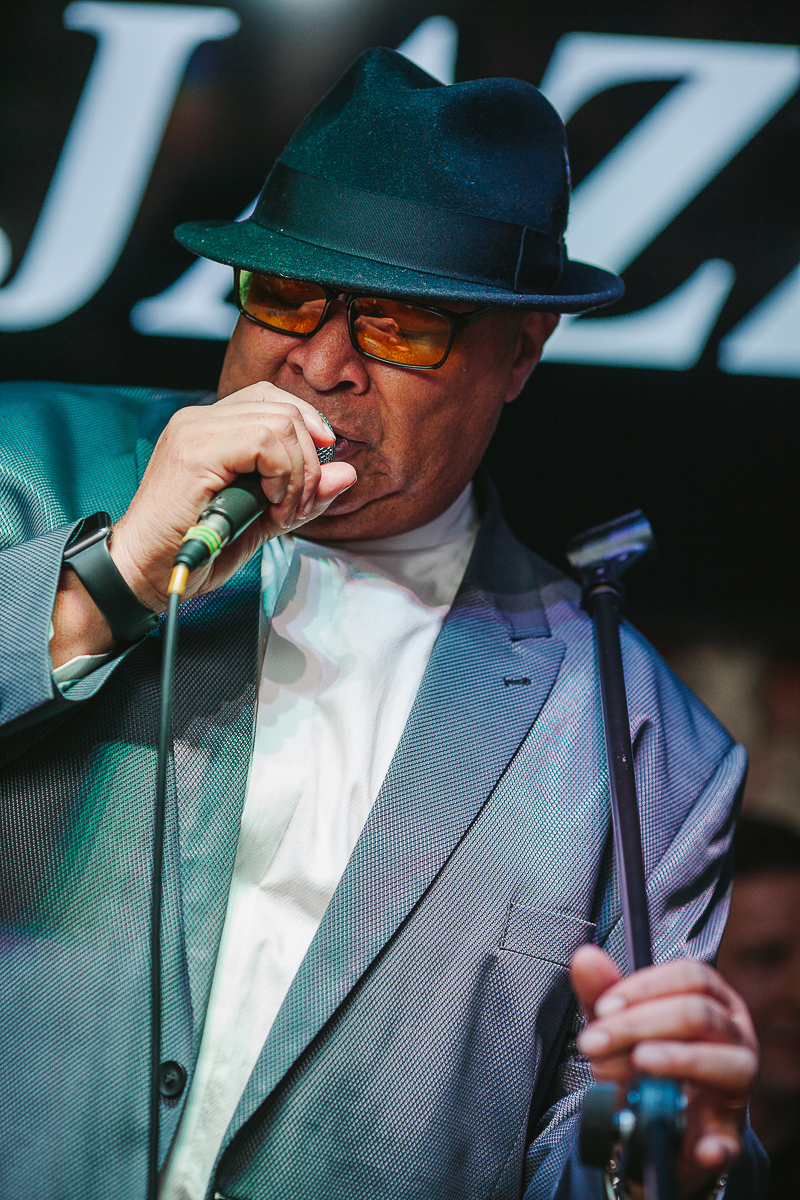 В первый день весны во Владимире с успехом выступил американский джазовый и блюзовый певец, сын непревзойденной Эллы Фицджеральд - Рэй Браун-младший