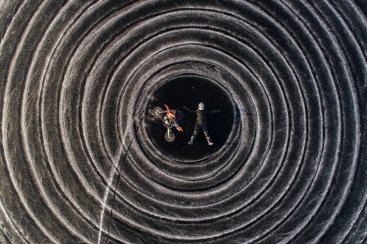 Владимирский фотограф Владислав Тябин вошел в топ-35 международного конкурса 35AWARDS. А его снимок «По спирали» — в списке 200 лучших работ