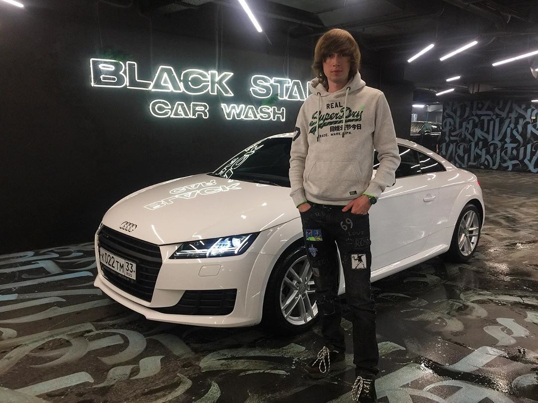 Владимирец Иван Шелаханов продолжает строить головокружительную карьеру в столице. Теперь он перешел на работу креатором в крупную компанию Black Star, где рождаются знаменитые артисты